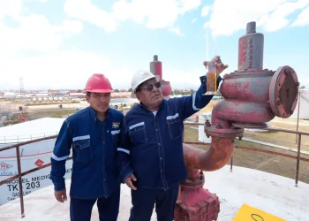 Choferes verifican calidad de combustibles que despacha YPFB