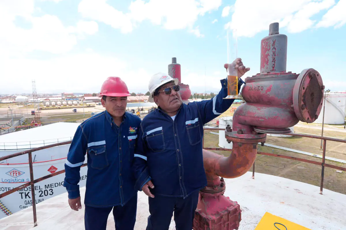 Choferes verifican calidad de combustibles que despacha YPFB