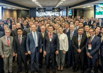 Paz ofrece ‘apertura absoluta’ a inversores brasileños