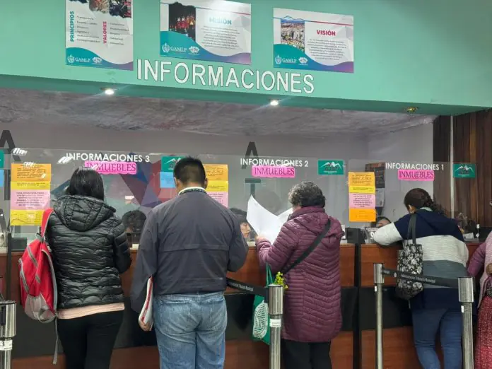 Contribuyentes realizan el pago de sus impuestos en oficinas de la ATM. FOTO: GAMLP