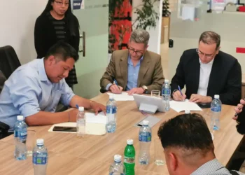 Gobierno y transportistas de La Paz articulan medidas por gasolina desestabilizada y alivio financiero