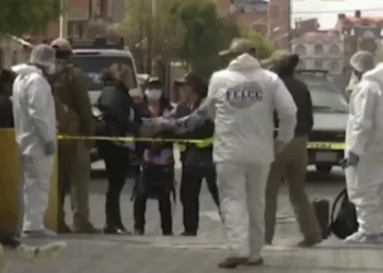 Personal de la Policía y el IDIF realizaron el levantamiento del cuerpo sin vida de la mujer asesinada. FOTO: Caprtura RRSS