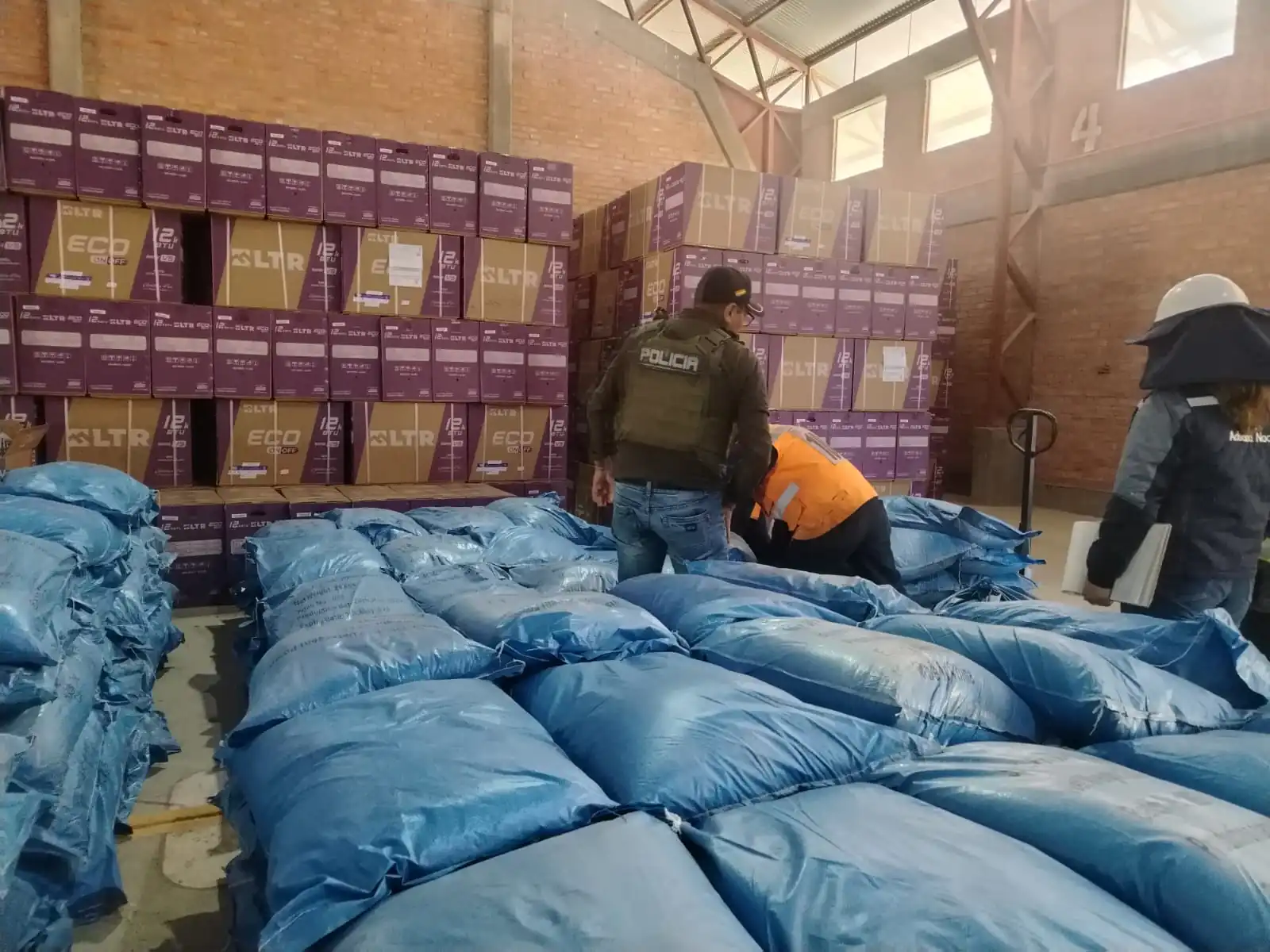 Fiscalía halla 53 toneladas de sustancias químicas en Aduana de Oruro