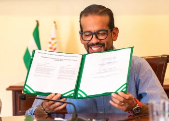 Camacho firma acuerdo para impulsar carretera Santa Cruz–Mato Grosso