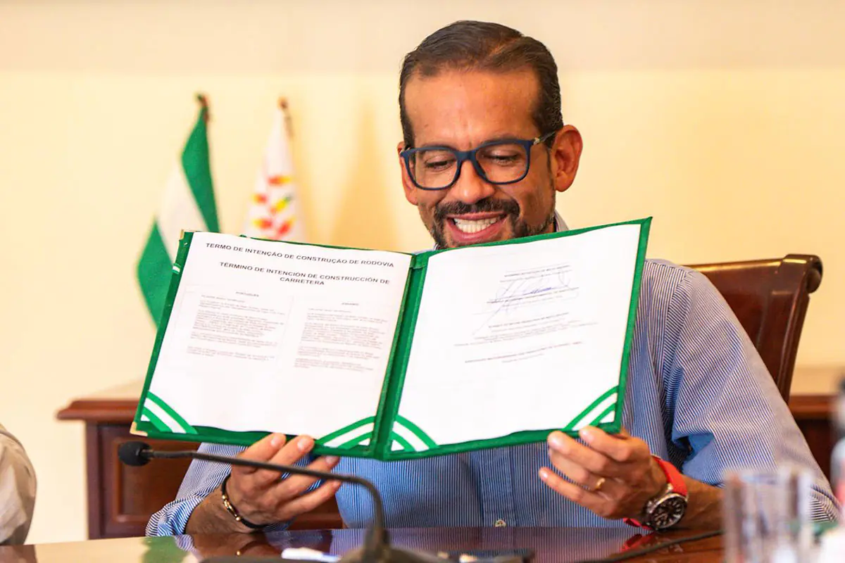 Camacho firma acuerdo para impulsar carretera Santa Cruz–Mato Grosso