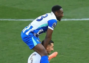 Liverpool da un frenazo a sus aspiraciones tras perder en Brighton