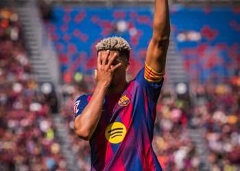 Un cabezazo de Araújo distancia al Barça del Real Madrid