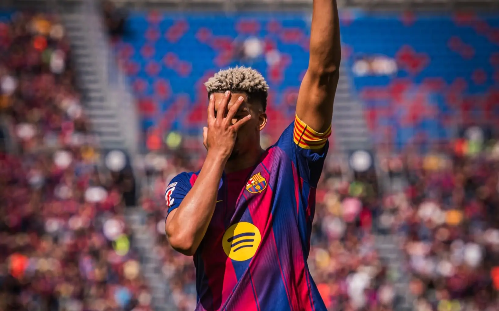 Un cabezazo de Araújo distancia al Barça del Real Madrid