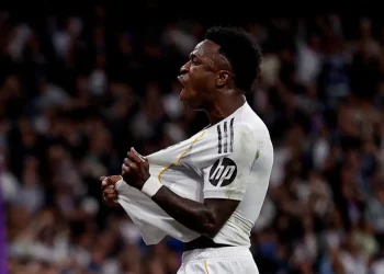 Vinícius mantiene al Real Madrid al acecho del Barça