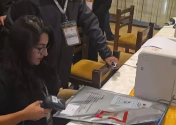 Primeras actas de votación arriban al centro de cómputo del TED La Paz