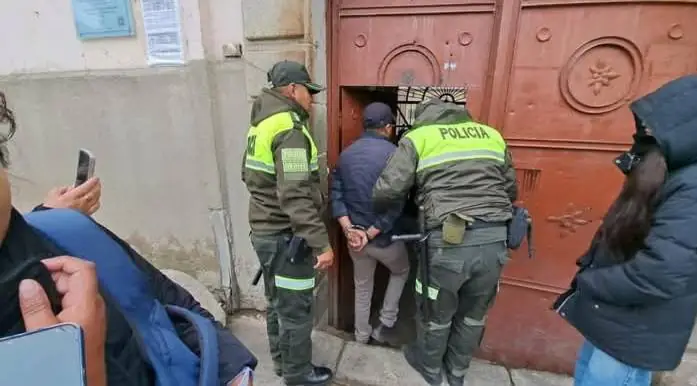 Un hombre es ingresado a la cárcel de San Pedro de La Paz. FOTO: ERBOL