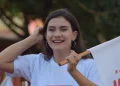 Gabriela de Paiva en campaña electoral en Pando sosteniendo bandera durante actividades rumbo a la Gobernación 2026
