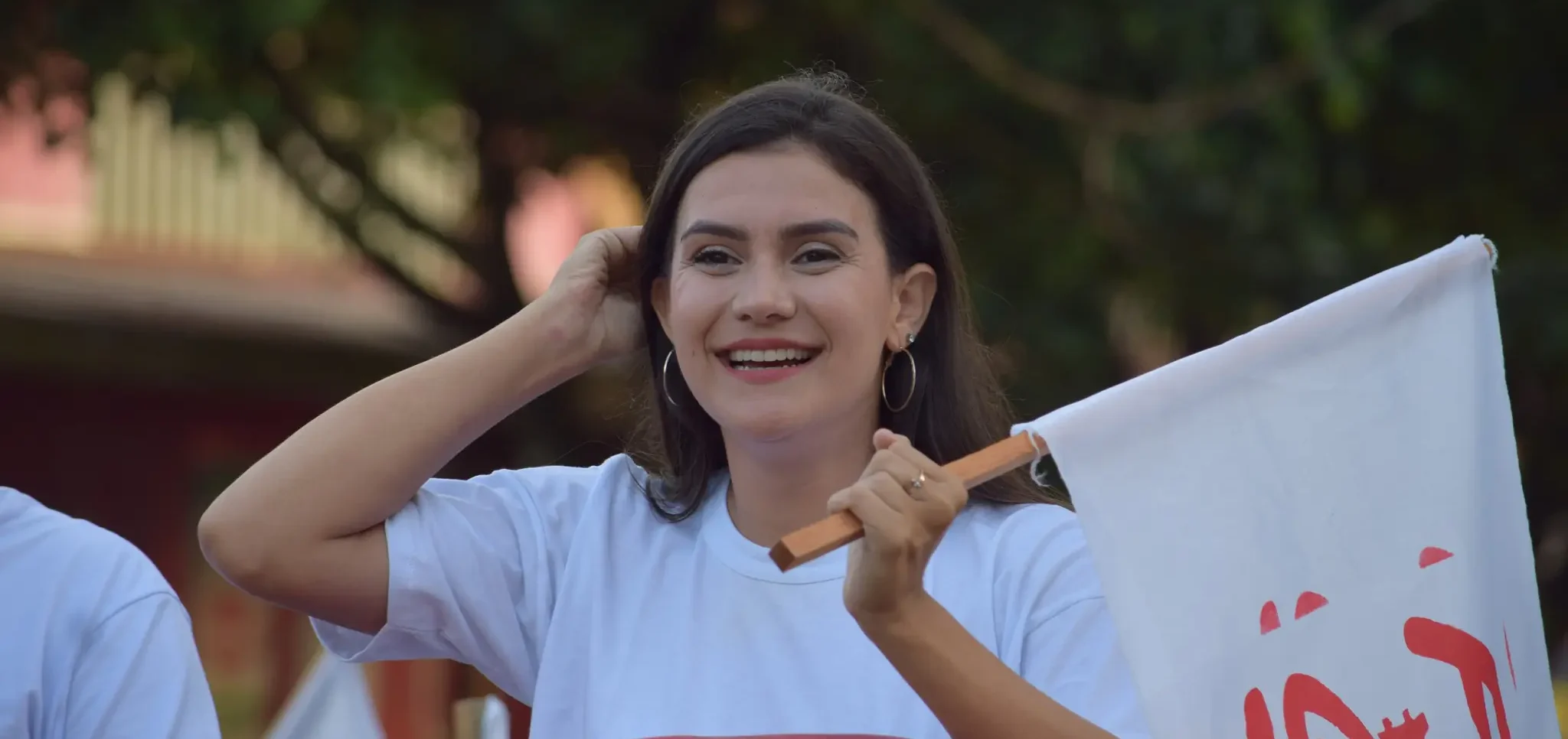 Gabriela de Paiva en campaña electoral en Pando sosteniendo bandera durante actividades rumbo a la Gobernación 2026