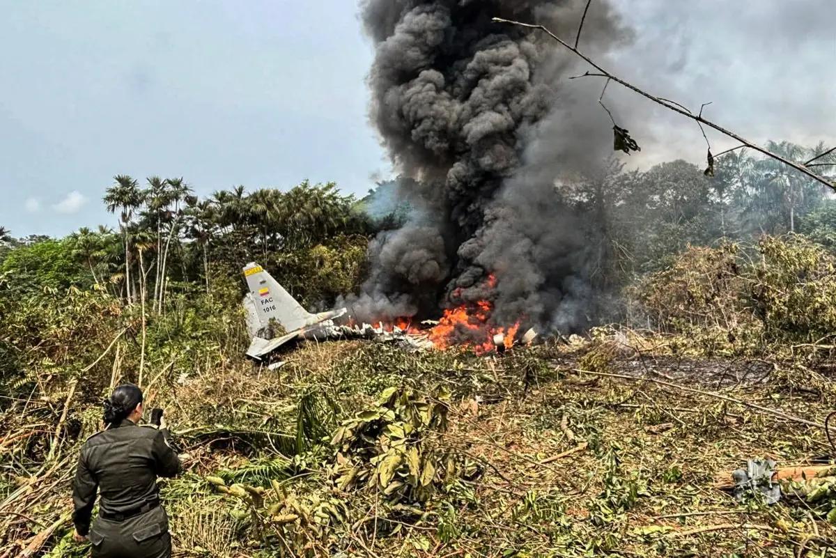 El avión militar cayó poco después de despegar/AFP