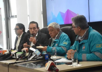 El alcalde electo, Cesar Docwweiler, y el saliente, Iván Arias, en reunión. FOTO: GAMLP