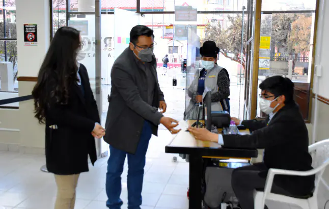 Personas recaban documentos en una oficina del Serecí. FOTO: Fuente Directa