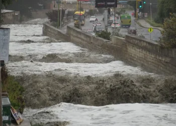 La lluvia de este martes ocasionó la crecida de los ríos de La Paz. FOTO: GAMLP