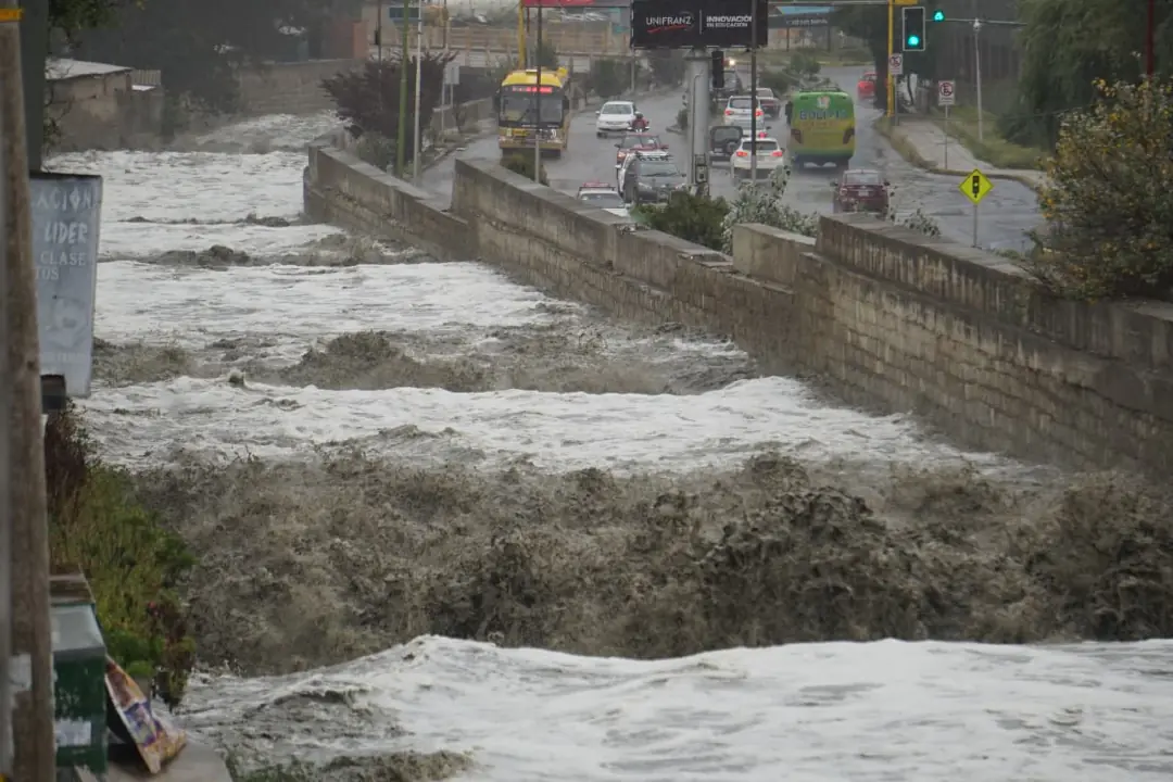 La lluvia de este martes ocasionó la crecida de los ríos de La Paz. FOTO: GAMLP