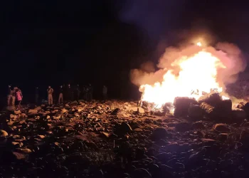 Aduana destruye 150 fardos de ropa usada que incautó en Tarija