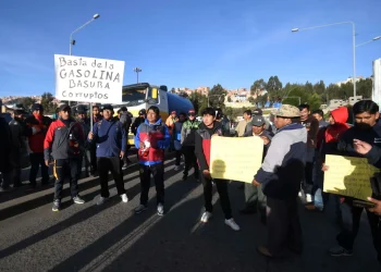 Transportistas declaran paro indefinido en La Paz