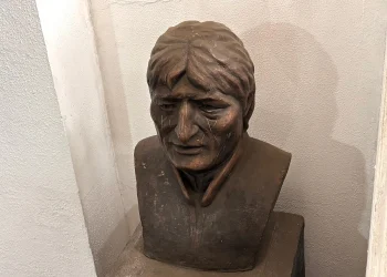 Es retirado de la Asamblea el busto de Evo Morales
