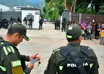 Seguidores evistas y de APB Súmate mantienen vigilia durante el conteo de votos