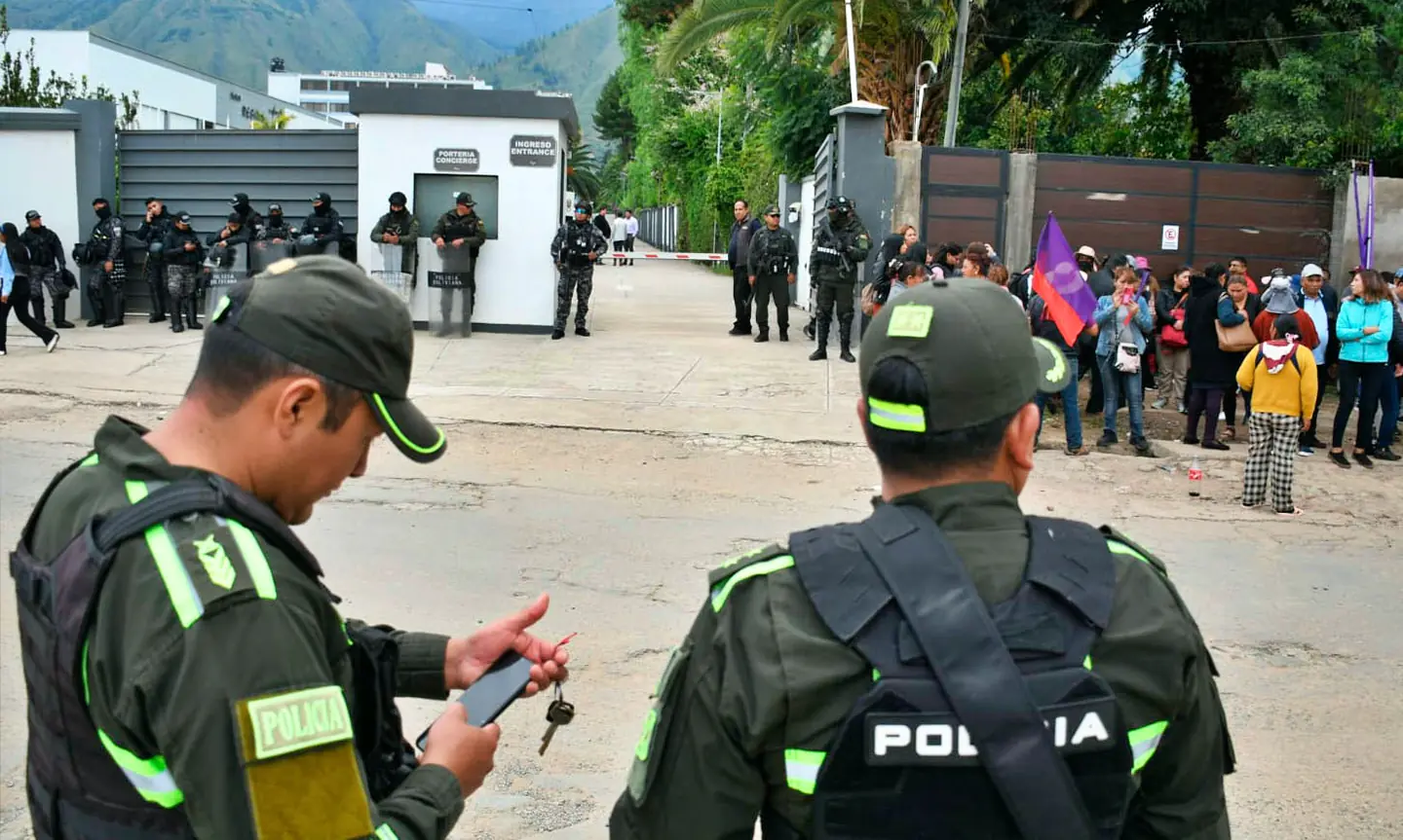 Seguidores evistas y de APB Súmate mantienen vigilia durante el conteo de votos