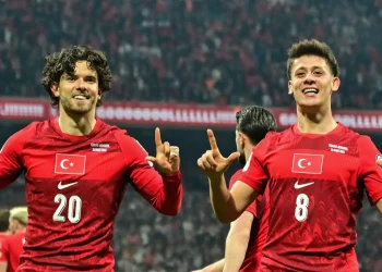 Turquía gana a Rumanía y jugará ante Eslovaquia o Kosovo