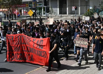 Los estudiantes rechazan los recortes en educación/AFP