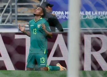 Terceros anota de penal, Bolivia remonta y gana 2-1