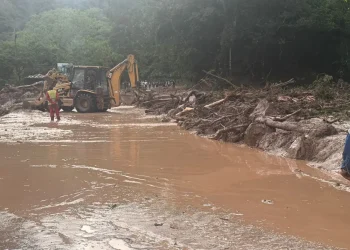 Gobierno moviliza maquinaria pesada en el tramo La Angostura – Samaipata