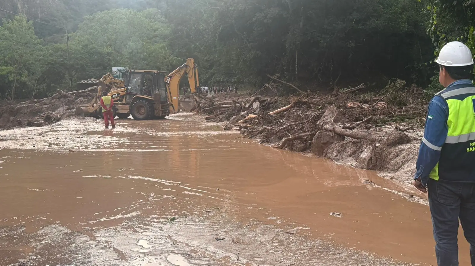 Gobierno moviliza maquinaria pesada en el tramo La Angostura – Samaipata