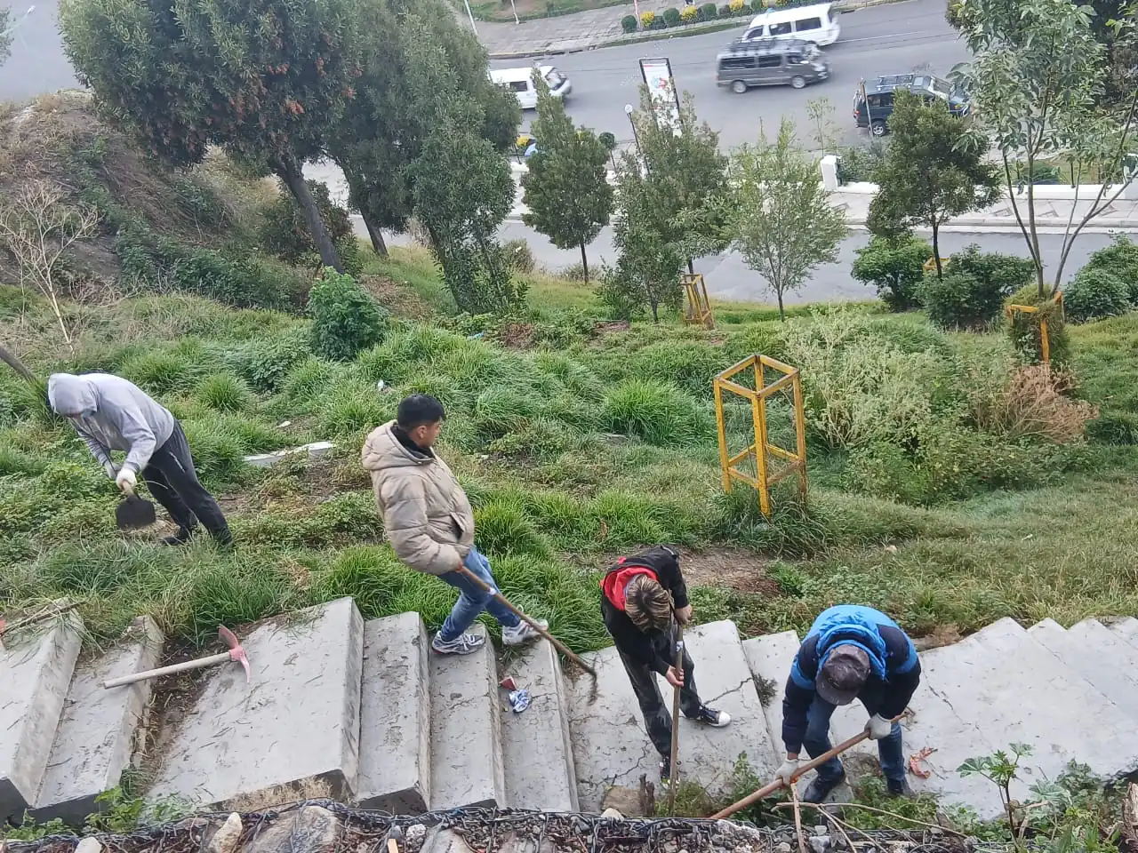 Subalcaldía Centro realiza limpieza y deshierbe en la zona de Santa Bárbara