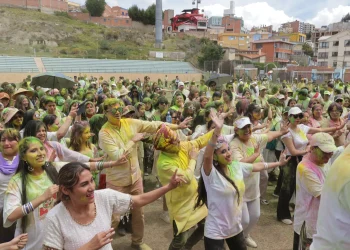 La Embajada de la India celebra el festival Holi en La Paz