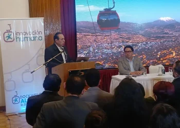 El alcalde electo ceLa Paz, Cesar Dockweiler y el alcalde saliente, Iván Arias, comenzaron el proceso de transición municipal. FOTO: Innovación Humana