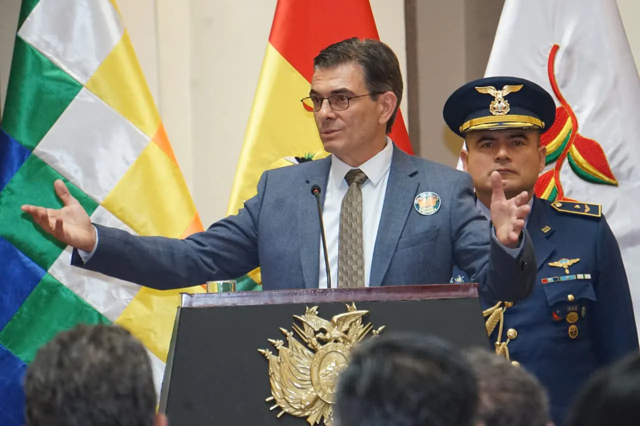 Presidente promulga decreto para eliminar burocracia y simplificar trámites