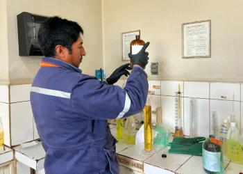 Gasolina analizada en La Paz cumple estándares tras controles en surtidores