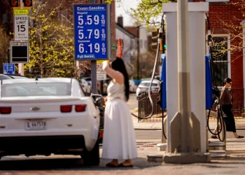 Galón de gasolina supera $us 4 en EEUU, su precio más alto desde 2022