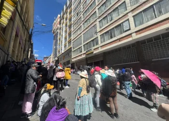 Padres de familia del colegio Gualberto Villarroel de La Paz se movilizaron este martes. FOTO: GAMLP