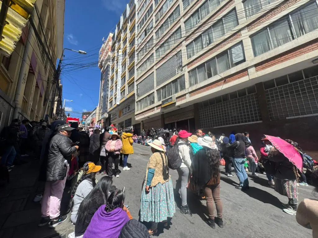 Padres de familia del colegio Gualberto Villarroel de La Paz se movilizaron este martes. FOTO: GAMLP