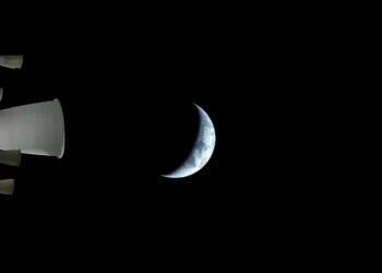 Cuatro astronautas siguen hacia la Luna por primera vez en medio siglo