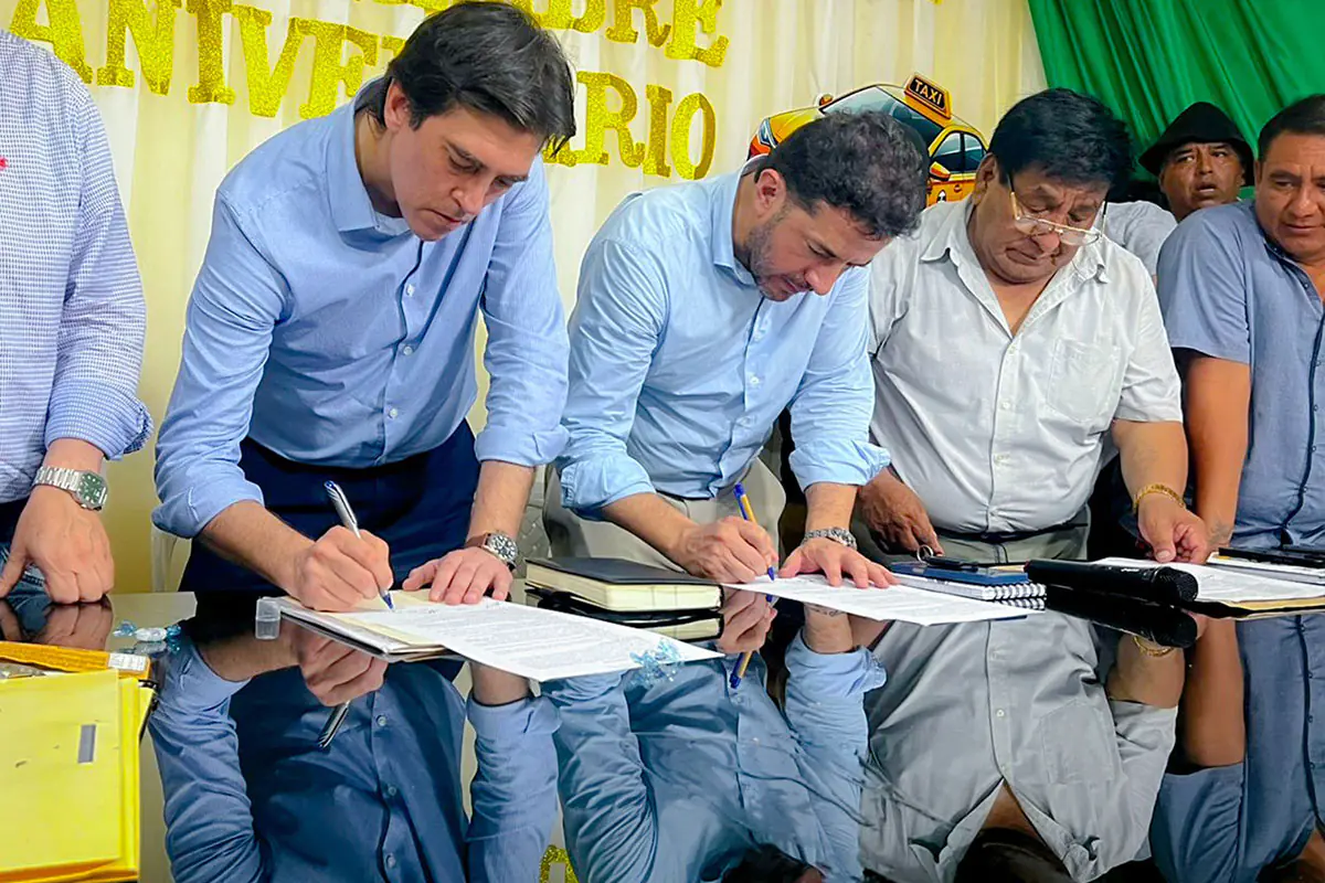 Acuerdo entre el Gobierno y transportistas impide paro en Santa Cruz