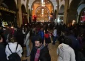 Con la visita a iglesias, feligreses conmemoran la Semana Santa en La Paz
