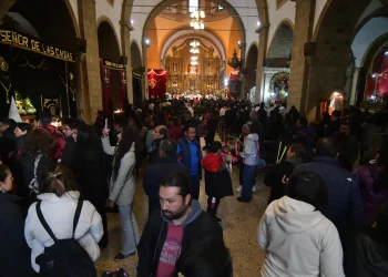 Con la visita a iglesias, feligreses conmemoran la Semana Santa en La Paz