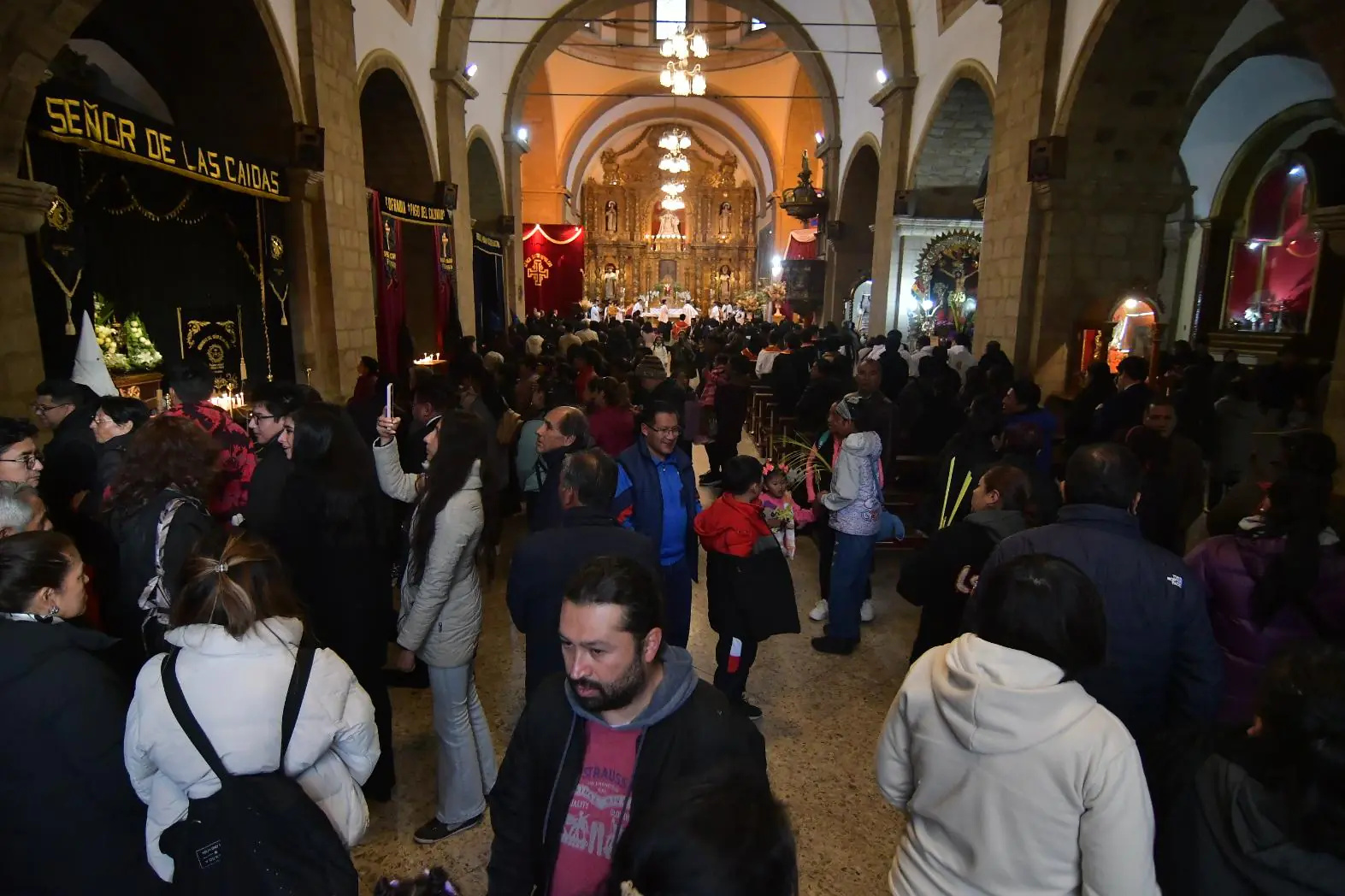 Con la visita a iglesias, feligreses conmemoran la Semana Santa en La Paz