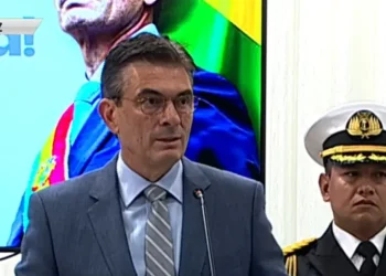 Gobierno habilita tarjetas para compras en el exterior con dólar referencial