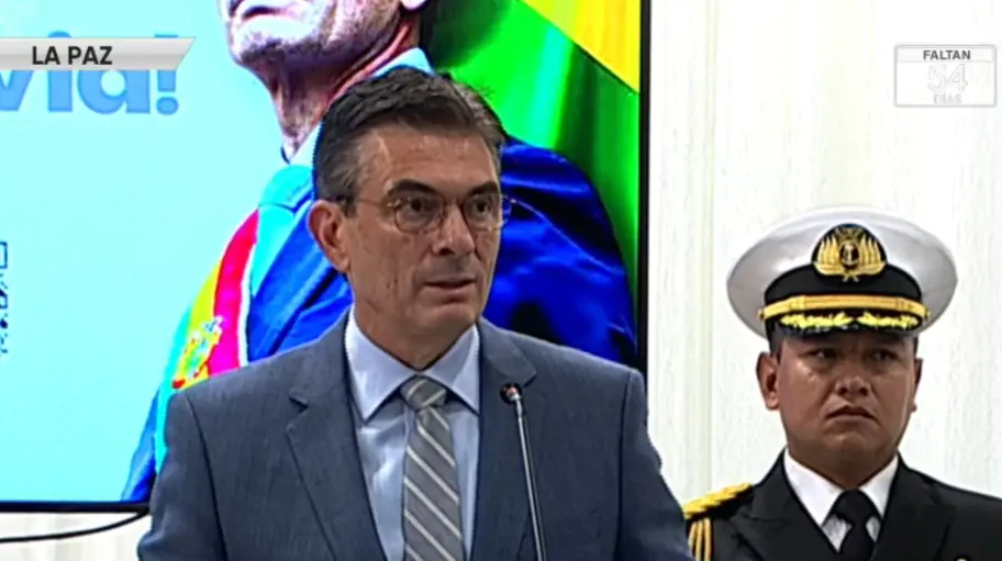 Gobierno habilita tarjetas para compras en el exterior con dólar referencial