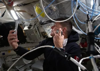 El astronauta de la CSA, Jeremy Hansen, afeitándose dentro de la nave espacial Orion/AFP-NASA