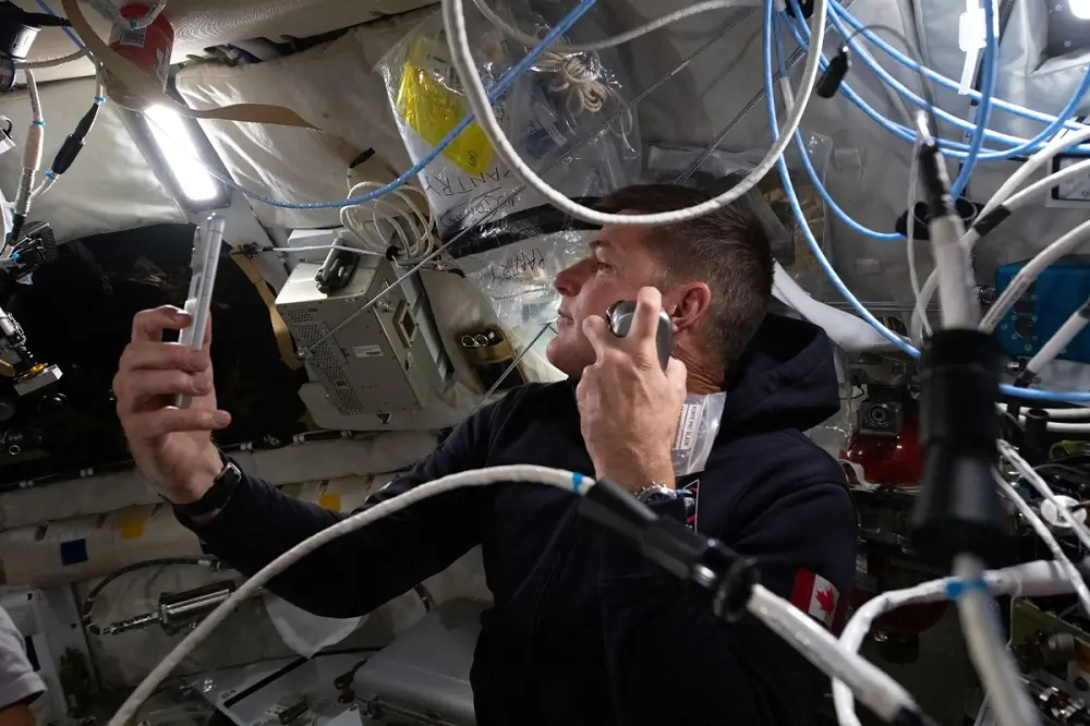 El astronauta de la CSA, Jeremy Hansen, afeitándose dentro de la nave espacial Orion/AFP-NASA