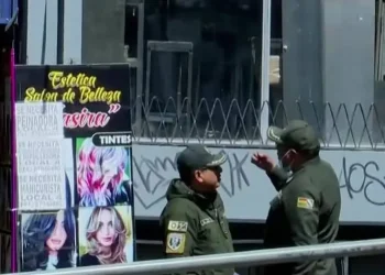 Policías investigan el crimen de un venezolano. FOTO: RRSS